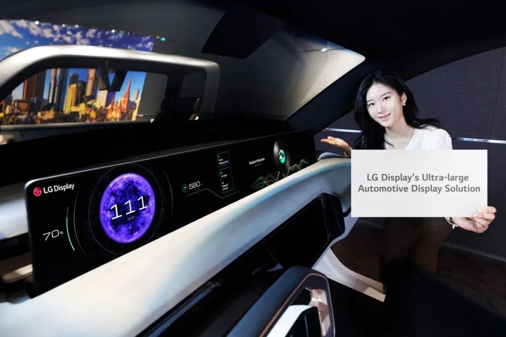 LG Display官宣量產(chǎn)業(yè)內(nèi)首款40英寸柱對柱汽車顯示器