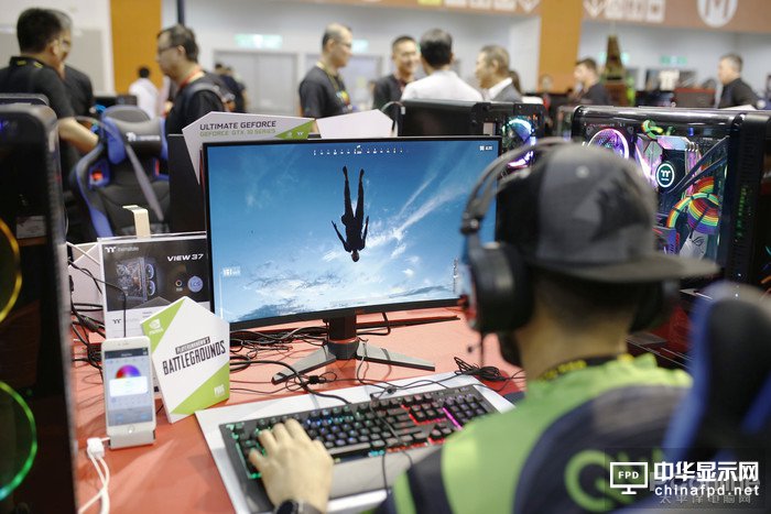 HKC展出主力電競屏 還吸引到國外選手的到場