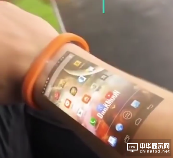 腕帶投影手機即將問世：手臂秒變觸控屏